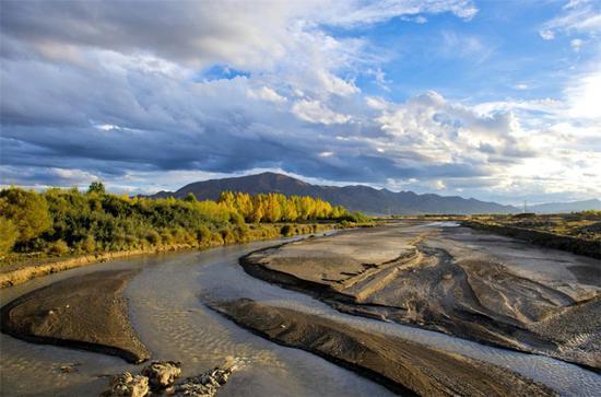 The mountainous lakeshore is highly crenellated, with numerous bays and inlets.