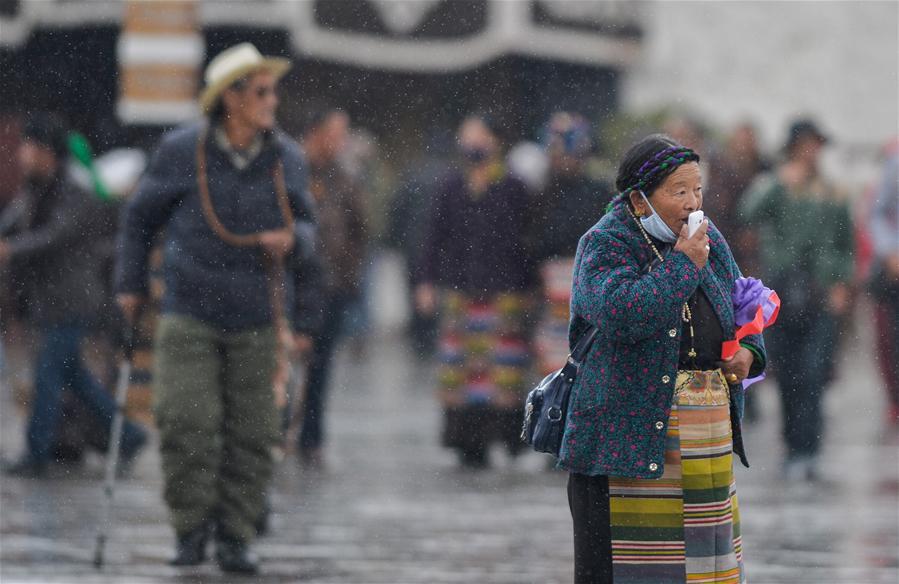 Photo taken on December 3, 2015 shows that citizens are walking at Lhasa’s streets. [Photo/Phurbu Tashi] On December 3, 2015, Lhasa, the capital of Tibet Autonomous Region, has embraced its first snowfall since the winter of this year.