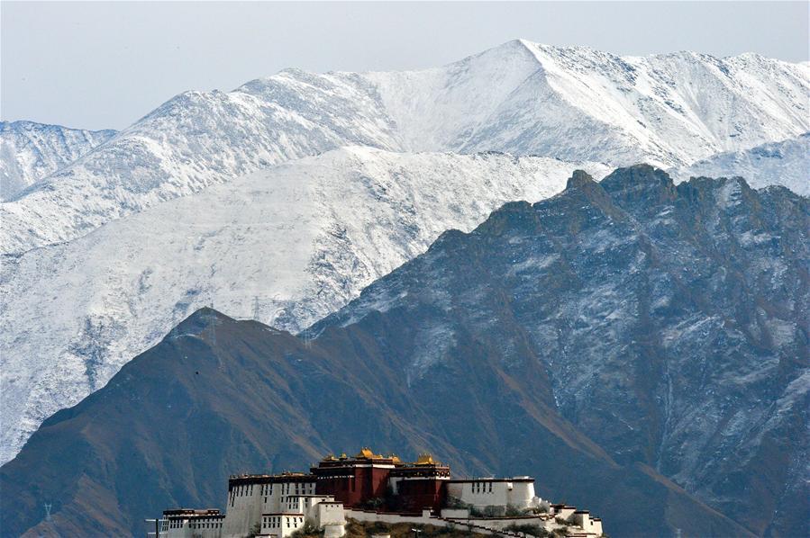 On December 3, 2015, Lhasa, the capital of Tibet Autonomous Region, has embraced its first snowfall since the winter of this year. Photo taken on December 3, 2015 shows that Lhasa embraces its first snowfall in this winter. [Photo/Phurbu Tashi]