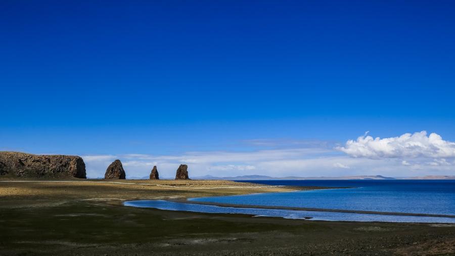 Outside the car window, the scereny is beautiful as it was before. The water of Namtso Lake is deep blue, while the mountains at the other side of the lake is still silcent.