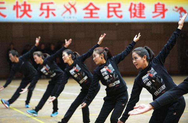 It is learned that Women’s Federation of Tibet Autonomous Region carries out healthy recreational and sports activities all the year round to promote the development of women’s cause. Photo shows that a team participating in the contest is giving a performance. [Photo/Jogod]