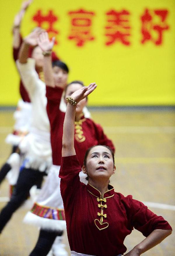 On October 14, 2015, Women’s Federation of Tibet Autonomous Region and Sports Bureau of Tibet Autonomous Region jointly organized the Second “Galsang Flower” Women Group Dance Contest in Lhasa. Photo shows that a team participating in the contest is giving a performance. [Photo/Jogod]