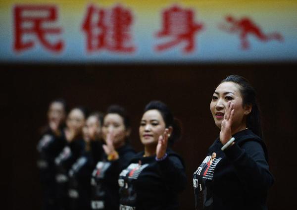 Women’s Federation of Tibet Autonomous Region carries out healthy recreational and sports activities all the year round to promote the development of women’s cause. Photo shows that a team participating in the contest is giving a performance. [Photo/Jogod]