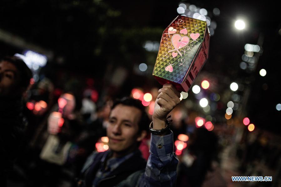 Residents take part in a march in commemoration of the World AIDS Day, in Bogota, Colombia, on Dec. 1, 2015. (Xinhua/Jhon Paz)