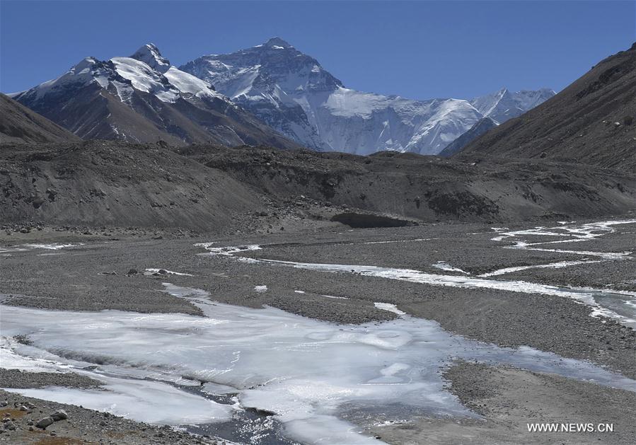 Photo taken on Nov. 19, 2015 shows a distant view of Mount Qomolangma, the highest peak in the world which stands at an altitude of 8844.43 meters, and frozen Rongpu River, in southwest China