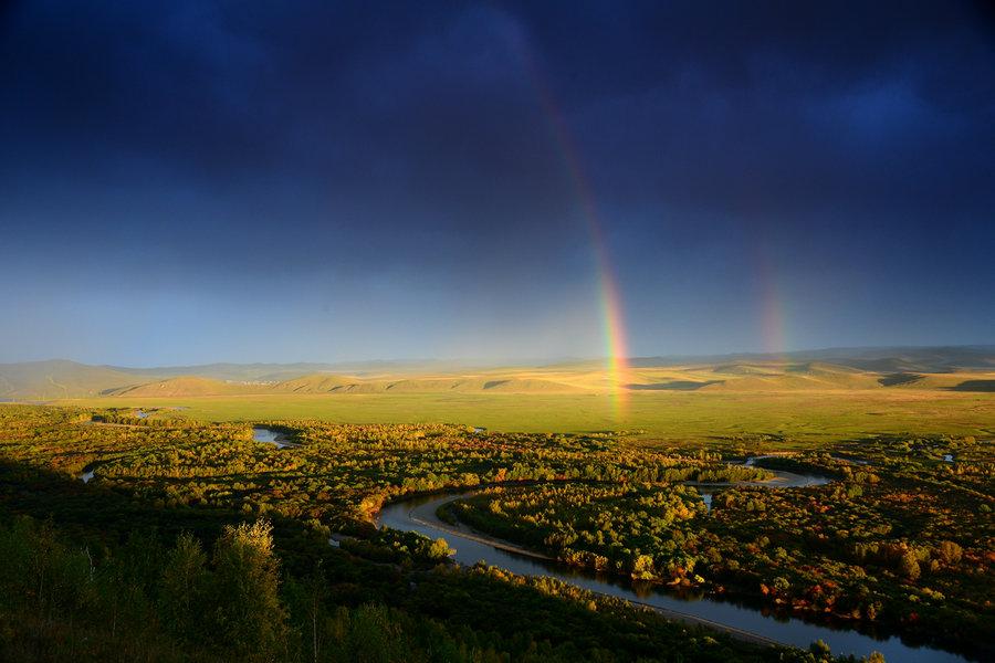Two rainbows shine after the rain in the north area of Inner Mongolia on Sep 20, 2015. (Photo  source: Xinhua)