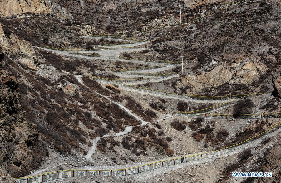 Photo taken on Jan. 4, 2016 shows winding ways leading to Cagar Monastery on the mountain in Gyirong Township of Gyirong County, Shigatse City, southwest China