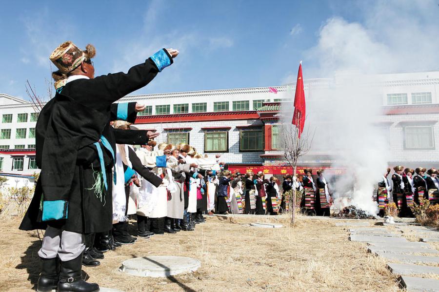 Photo taken on February 10, 2016 shows that citizens in ceremonial dresses are wishing each other a Happy New Year, sending hadas to each other and dancing traditional dances together at Chengguan District, Lhasa.
