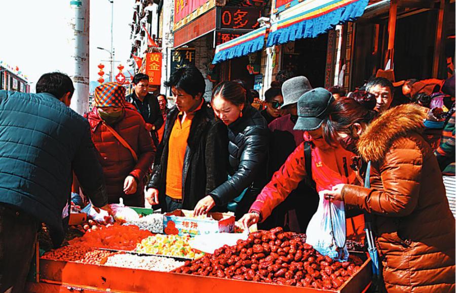 On December 30 of the Tibetan calendar, every household starts to place "Dega" properly, namely fried flour, with dry fruits, salt, yak butter, brick tea, rock candy, ginseng fruit etc., to welcome the coming of new year.