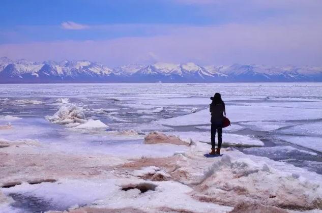 In April, frozen Namtso Lake starts to melt little by little, which is different from the impression of  blue sea and clear sky at ordinary times. Perhaps, this is just the imaginary appearance of poetry and the distance. Photo shows the beautiful scenery of Namtso Lake located between Tibet’s Damxung County and Palgon County, in southwest China’s Tibet Autonomous Region.