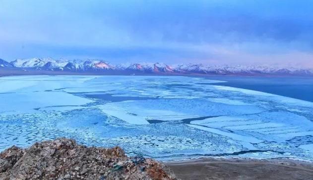 Namtso Lake, known as the "heavenly lake" in the Tibetan language, is one of the three holy lakes in the Tibet Autonomous Region that one should not miss when traveling in Tibet. Photo shows the beautiful scenery of Namtso Lake located between Tibet’s Damxung County and Palgon County, in southwest China’s Tibet Autonomous Region.