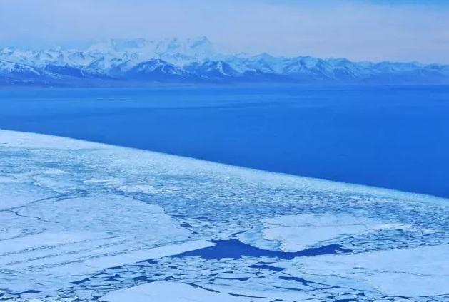 Besides the lake is Nyainqentanglha Range, which is one of the main mountain ranges on China Qinghai-Tibet plateau. It traverses central and eastern Tibet, dividing Tibet into three regions, namely northern Tibet, southern Tibet and southeastern Tibet. Photo shows the beautiful scenery of Namtso Lake located between Tibet’s Damxung County and Palgon County, in southwest China’s Tibet Autonomous Region.