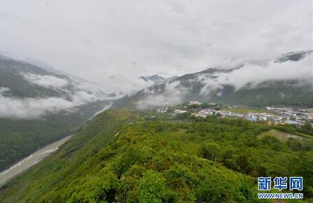 Photo taken on May 12, 2014 shows the scenery of Medog County in mist, southwest China’s Tibet Autonomous Region. [Photo/Xinhua]Since the 65th Anniversary of Tibet