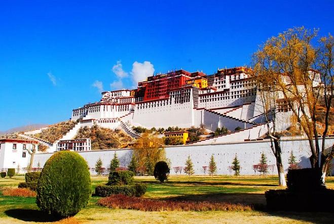 No. 1 Potala PalaceThe Potala Palace is located in Lhasa, Tibet. The Palace buildings stand 13 stories high and contain over 1,000 rooms, 10,000 shrines and 200,000 statues. Tradition says that the three main hills of Lhasa represent the "Three Protectors of Tibet".The site was used as a meditation retreat by King Songtsen Gampo, who in 637 built the first palace there in order to greet his bride, Princess Wencheng of China