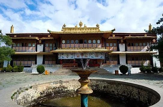 No.4 Norbu LingkaNorbu Lingka, meaning “garden of treasures” in Tibetan, is situated in the west part of the newly-built district of Lhasa city, about 1.5 kilometers away from Potala Palace. The street nearby is named after this landscaped monastery. Covering an area of 36 hectares and considered to be the largest man made garden in Tibet, it boasts its beautiful scenery with a thick growth of luxuriant plants and deep shade. Before the democratic reform in Tibet, this garden was the royal garden reserved for Dalai Lama’s exclusive use. The artistic achievement of Tibetan gardening, architecture, painting, and sculpture is displayed here. It is a most exotic and magnificient garden that combines garden and palace architecture, with the beauty of both the Han and the Tibetan nationalities. Therefore, it is a valuable relic of historical culture and gardening. In 2001, it was nominated for World Cultural Heritages and was granted this status by the UNESCO.