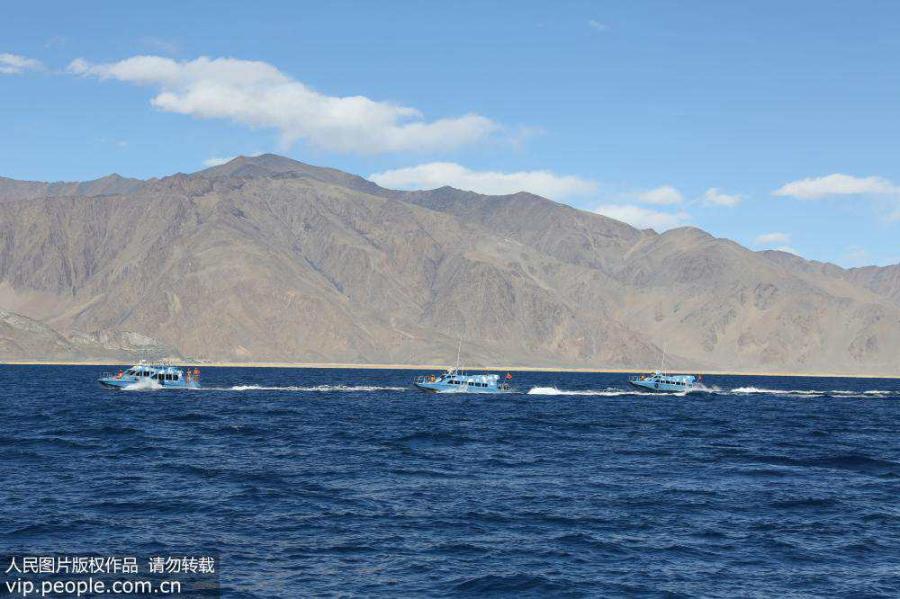 Chinese soldiers patrol Panggong Lake in Tibet. Panggong Lake, also known as Pangong Tsao, means “beautiful and long lake” in the Tibetan language. It is situated at a height of 4,242 meters in the Himalayas. (Photo / Yue Xiaoping)