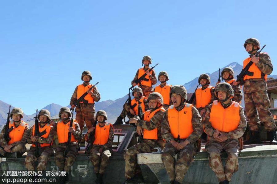 Chinese soldiers patrol Panggong Lake in Tibet. Panggong Lake, also known as Pangong Tsao, means “beautiful and long lake” in the Tibetan language. It is situated at a height of 4,242 meters in the Himalayas. (Photo / Yue Xiaoping)