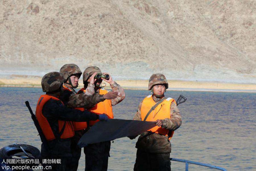 Chinese soldiers patrol Panggong Lake in Tibet. Panggong Lake, also known as Pangong Tsao, means “beautiful and long lake” in the Tibetan language. It is situated at a height of 4,242 meters in the Himalayas. (Photo / Yue Xiaoping)