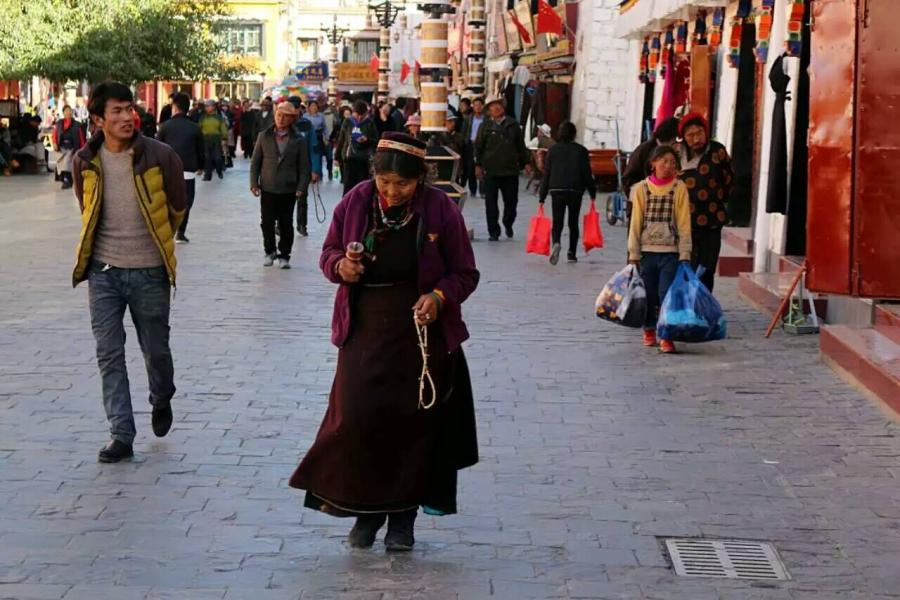 During the “off-season” from November to April next year, the prices of both Tibet’s hotels and entry tickets are reduced by 40 to 60 percent. [Photo by Pu Wenbo]