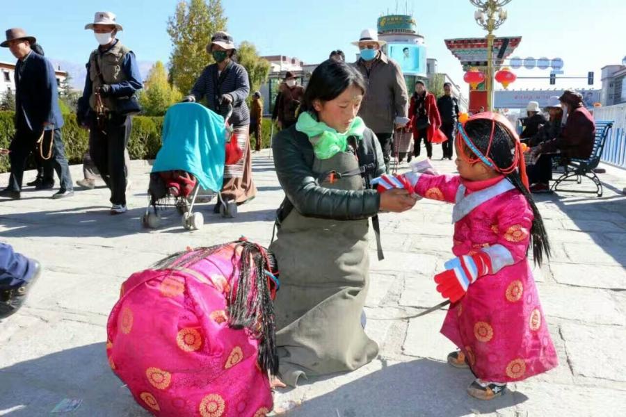 Winter is also the slack season for farmers and herdsmen, and due to the end of one year and beginning of another, most folk festivals occur during this period, which is an excellent time to experience the unique customs of the plateau. [Photo by Pu Wenbo]