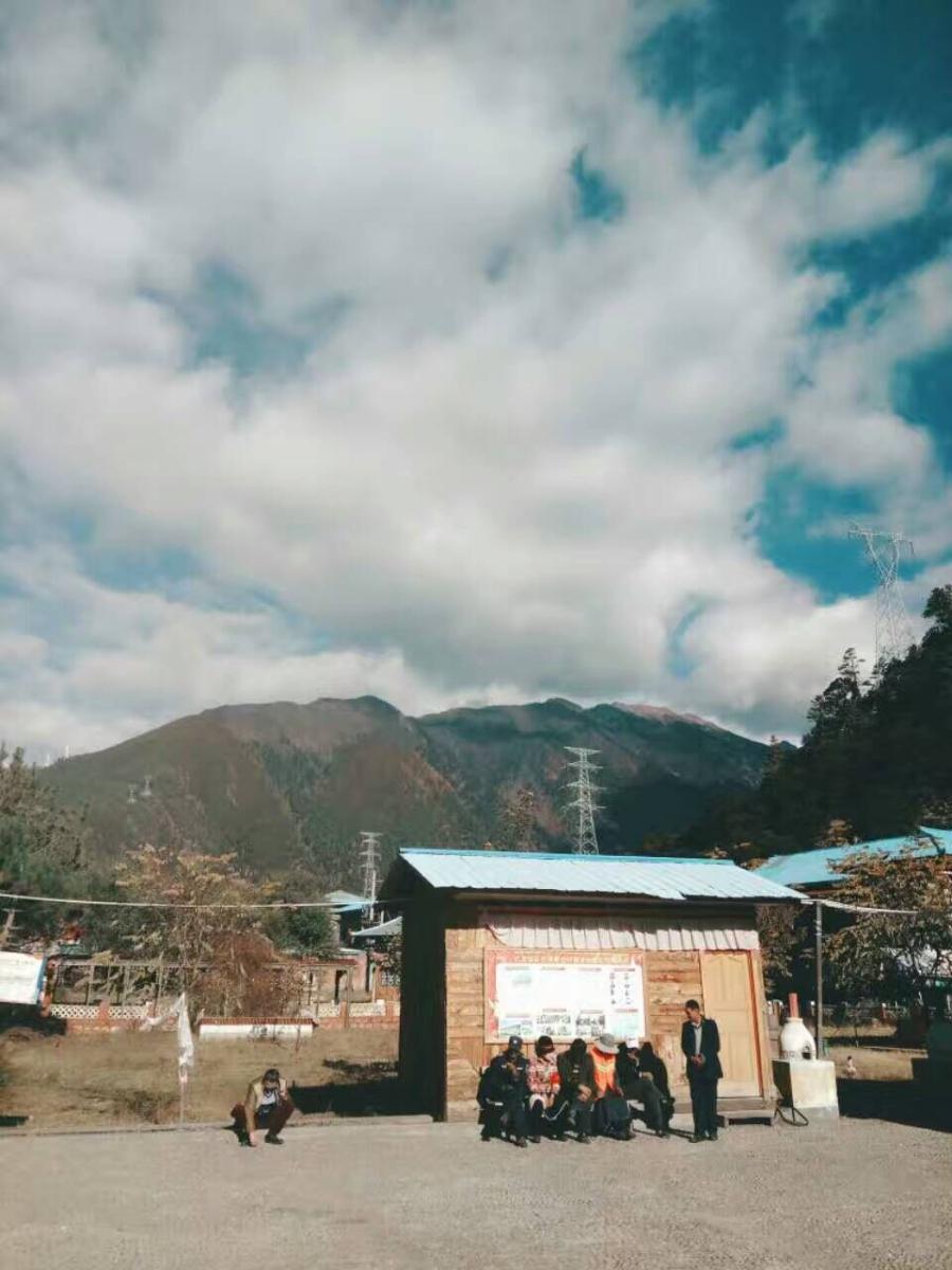 Winter is also the slack season for farmers and herdsmen, and due to the end of one year and beginning of another, most folk festivals occur during this period, which is an excellent time to experience the unique customs of the plateau. [Photo by Pu Wenbo]