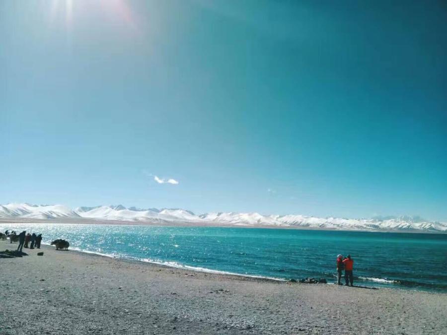 Winter in Tibet is dry with few clouds and clear sky. During this time, Mt. Namjagbarwa is more visible than in summer, and Lake Namtso becomes frozen over due to heavy snow. [Photo by Pu Wenbo]