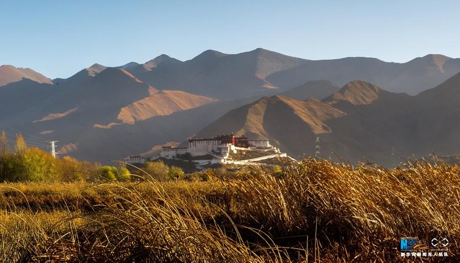 Photo taken on Nov. 17, 2016 shows the beautiful scenery of Lalu wetland in the morning light of early winter. [Photo/Xinhua]At an elevation of 3,646 meters above sea level, Lalu Wetland National Nature Preserve is located in the north of Lhasa. Being the largest urban wetland in the world, Lalu Wetland National Nature Preserve, also called Lalu Wetland Nature Reserve, covers 12.2 square kilometers, of which the core area is 6.6 square kilometers in the center of Lhasa City, the capital of the Tibet Autonomous Region.