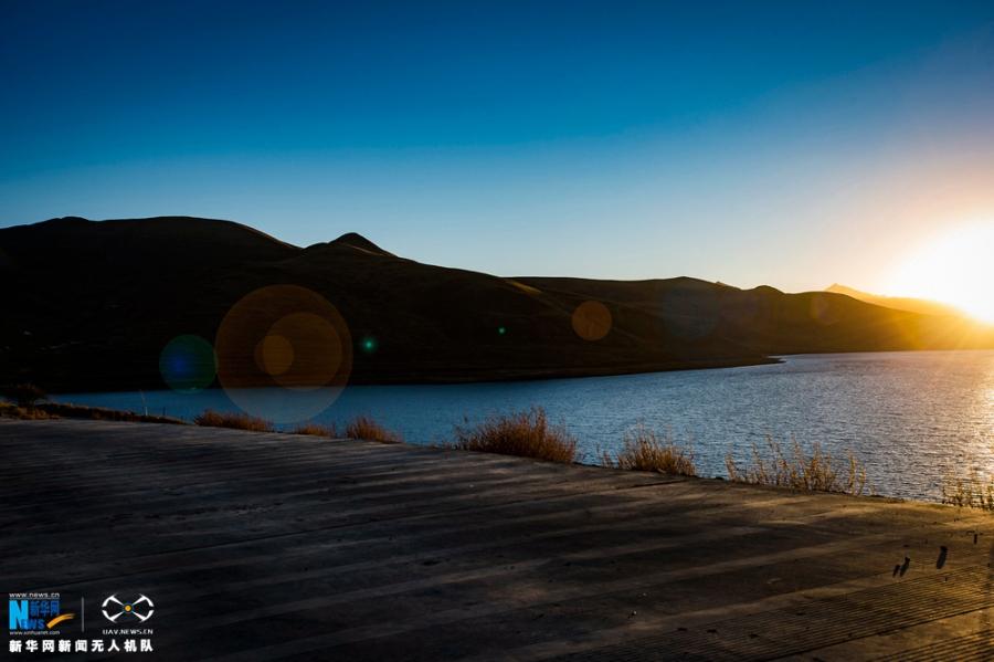 Photo shows the evening scenery of Yamdrok Lake in early winter. [Photo/Xinhua]The holy Yamdrok Yumtso Lake lies to the south of Yarlong Tsangpo River in the Shannan Region of Tibet. It is one of three holy lakes in Tibet. As the largest freshwater lake at the south foot of the Himalayas with an area of about 638 square kilometers, it is in a length of 130 kilometers and a width of 70 kilometers. Its surface is about 4,441 meters above the sea level. It is quite deep as the average depth is about 20-40 meters and the deepest point is almost 60 meters below the surface.