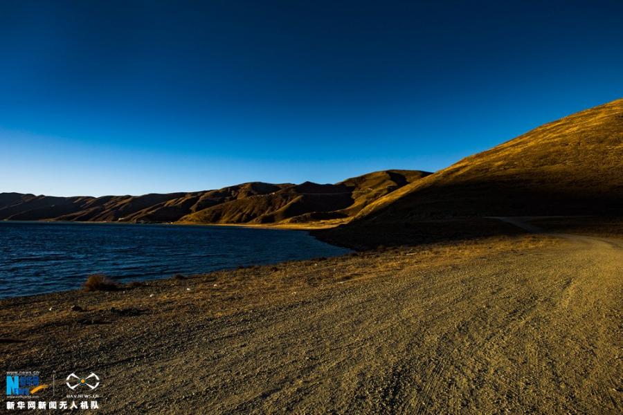 Photo shows the evening scenery of Yamdrok Lake in early winter. [Photo/Xinhua]The holy Yamdrok Yumtso Lake lies to the south of Yarlong Tsangpo River in the Shannan Region of Tibet. It is one of three holy lakes in Tibet. As the largest freshwater lake at the south foot of the Himalayas with an area of about 638 square kilometers, it is in a length of 130 kilometers and a width of 70 kilometers. Its surface is about 4,441 meters above the sea level. It is quite deep as the average depth is about 20-40 meters and the deepest point is almost 60 meters below the surface.