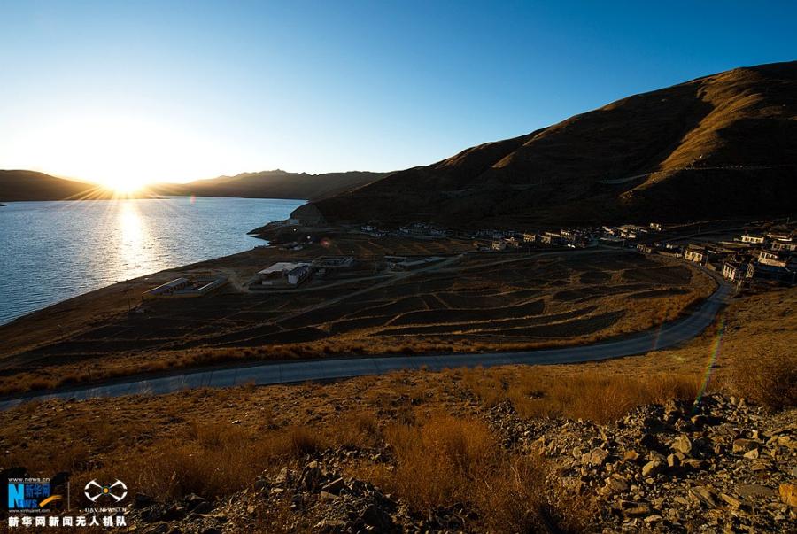 Photo shows the evening scenery of Yamdrok Lake in early winter. [Photo/Xinhua]The holy Yamdrok Yumtso Lake lies to the south of Yarlong Tsangpo River in the Shannan Region of Tibet. It is one of three holy lakes in Tibet. As the largest freshwater lake at the south foot of the Himalayas with an area of about 638 square kilometers, it is in a length of 130 kilometers and a width of 70 kilometers. Its surface is about 4,441 meters above the sea level. It is quite deep as the average depth is about 20-40 meters and the deepest point is almost 60 meters below the surface.