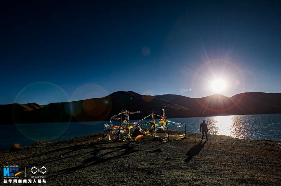 Photo shows the evening scenery of Yamdrok Lake in early winter. [Photo/Xinhua]The holy Yamdrok Yumtso Lake lies to the south of Yarlong Tsangpo River in the Shannan Region of Tibet. It is one of three holy lakes in Tibet. As the largest freshwater lake at the south foot of the Himalayas with an area of about 638 square kilometers, it is in a length of 130 kilometers and a width of 70 kilometers. Its surface is about 4,441 meters above the sea level. It is quite deep as the average depth is about 20-40 meters and the deepest point is almost 60 meters below the surface.