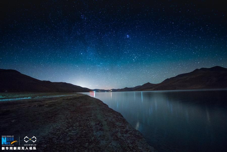 Photo shows the evening scenery of Yamdrok Lake in early winter. [Photo/Xinhua]The holy Yamdrok Yumtso Lake lies to the south of Yarlong Tsangpo River in the Shannan Region of Tibet. It is one of three holy lakes in Tibet. As the largest freshwater lake at the south foot of the Himalayas with an area of about 638 square kilometers, it is in a length of 130 kilometers and a width of 70 kilometers. Its surface is about 4,441 meters above the sea level. It is quite deep as the average depth is about 20-40 meters and the deepest point is almost 60 meters below the surface.