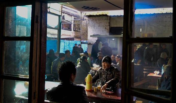 ​In Tibet, there are a lot of customers coming in and going out of sweet tea house in a day. They either chat with each other over a cup of tea, or bask in the sunshine alone as he drinks sweet tea, or pack some sweet tea away to share with friends. Drinking sweet tea has become a life style and a civil culture of the Tibetan people.