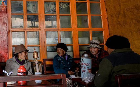 Sweet tea in Tibet is made of black tea, milk and white sugar, serving as refreshment. Sweet tea houses can be seen everywhere in Lhasa — no matter when taking a ritual walk around the magnificent Potala Palace or going shopping in the Barkor Street. Usually, the sweet tea house in Lhasa opens at 7:00 am, and closes up at midnight when business is good.