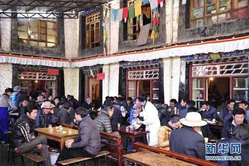 Sweet tea in Tibet is made of black tea, milk and white sugar, serving as refreshment. Sweet tea houses can be seen everywhere in Lhasa — no matter when taking a ritual walk around the magnificent Potala Palace or going shopping in the Barkor Street. Usually, the sweet tea house in Lhasa opens at 7:00 am, and closes up at midnight when business is good.