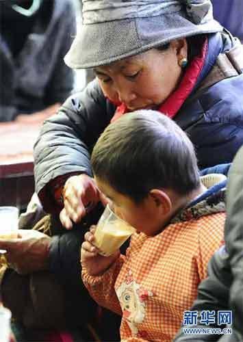 Sweet tea in Tibet is made of black tea, milk and white sugar, serving as refreshment. Sweet tea houses can be seen everywhere in Lhasa — no matter when taking a ritual walk around the magnificent Potala Palace or going shopping in the Barkor Street. Usually, the sweet tea house in Lhasa opens at 7:00 am, and closes up at midnight when business is good.