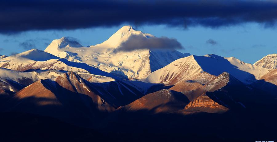 Peaks covered with snow stand at the top of the plateau through thousands of years, watching seas change into mulberry fields and mulberry fields into seas. [Photo/Xinhua]