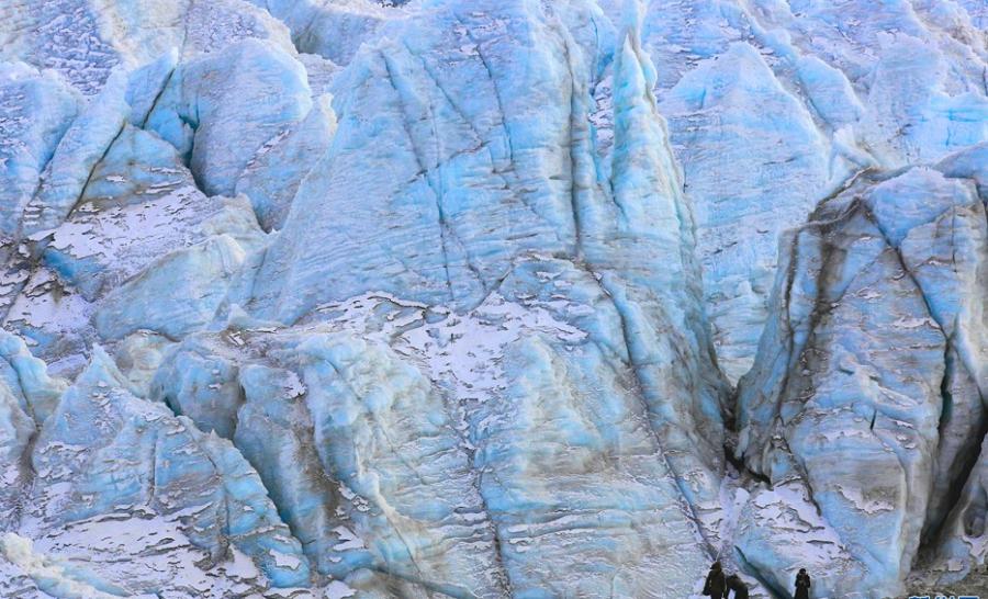 Peaks covered with snow stand at the top of the plateau through thousands of years, watching seas change into mulberry fields and mulberry fields into seas. [Photo/Xinhua]