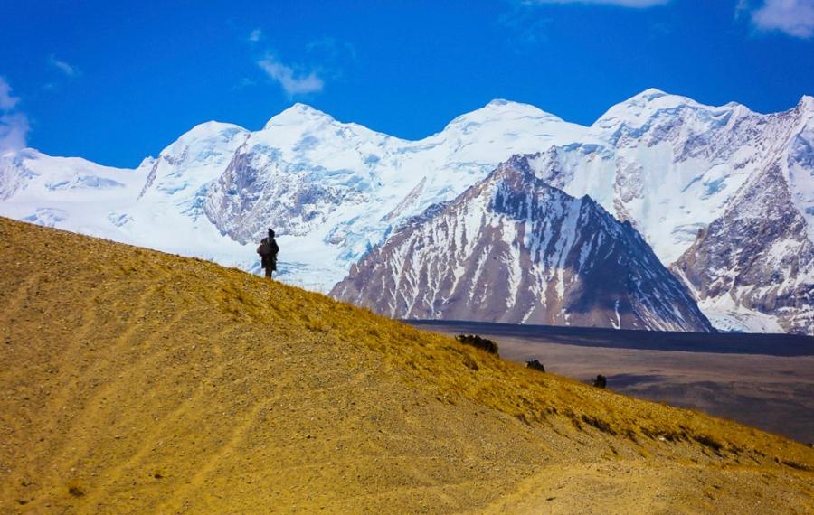 Peaks covered with snow stand at the top of the plateau through thousands of years, watching seas change into mulberry fields and mulberry fields into seas. [Photo/Xinhua]