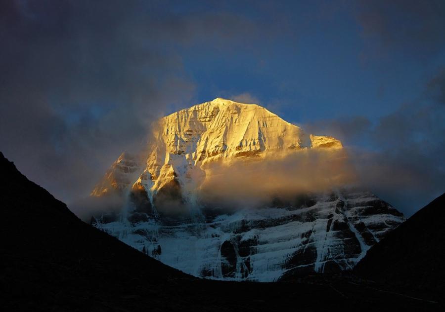 Peaks covered with snow stand at the top of the plateau through thousands of years, watching seas change into mulberry fields and mulberry fields into seas. [Photo/Xinhua]