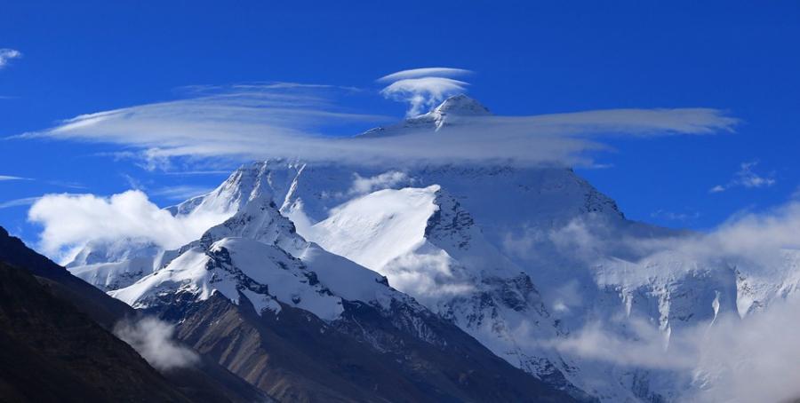 Peaks covered with snow stand at the top of the plateau through thousands of years, watching seas change into mulberry fields and mulberry fields into seas. [Photo/Xinhua]