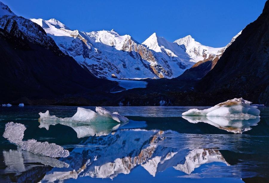 Peaks covered with snow stand at the top of the plateau through thousands of years, watching seas change into mulberry fields and mulberry fields into seas. [Photo/Xinhua]