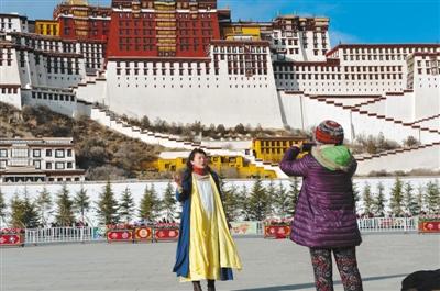 Photo shows that tourists are taking photos at the square of the Potala Palace. [Photo/China Tibet News] In recent years, Tibet Autonomous Region has been striving to promote the Tibetan tourism brand of "Winter Tour to Tibet". The corresponding tourism products and tourism routes with so many highlights are developed, making winter tour to Tibet not less attractive than that in summer. At present, "Winter tour to Tibet" is especially hot, attracting a large number of overseas tourists stop and hang around.In winter, people in Tibet can enjoy warm sunshine and clear blue sky, which has changed tourists