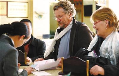 Photo shows that two foreign tourists are checking in the Namco Lake Hotel. [Photo/China Tibet News]In recent years, Tibet Autonomous Region has been striving to promote the Tibetan tourism brand of "Winter Tour to Tibet". The corresponding tourism products and tourism routes with so many highlights are developed, making winter tour to Tibet not less attractive than that in summer. At present, "Winter tour to Tibet" is especially hot, attracting a large number of overseas tourists stop and hang around.In winter, people in Tibet can enjoy warm sunshine and clear blue sky, which has changed tourists