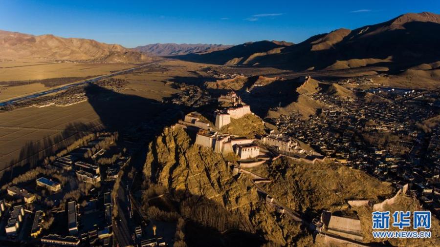 Photo shows Tibet’s Gyantse Dzong. [Photo/Xinhua] Gyantse Dzong, located in Gyantse County of Shigatse of southwest China’s Tibet Autonomous Region, is the national cultural relic protection site and the national patriotic education base. With the history of resistance against the British colonial army, Gyantse is known for the “Hero City”. Mt. Dzongri at an altitude of 4,187 meters is in the middle of Gyantse. Gyantse boasts special geographic location and convenient traffic, playing an important role in Tibet’s history.