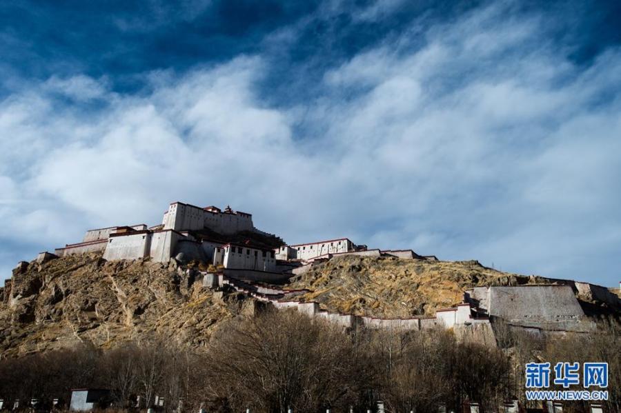 Photo shows Tibet’s Gyantse Dzong. [Photo/Xinhua] Gyantse Dzong, located in Gyantse County of Shigatse of southwest China’s Tibet Autonomous Region, is the national cultural relic protection site and the national patriotic education base. With the history of resistance against the British colonial army, Gyantse is known for the “Hero City”. Mt. Dzongri at an altitude of 4,187 meters is in the middle of Gyantse. Gyantse boasts special geographic location and convenient traffic, playing an important role in Tibet’s history.