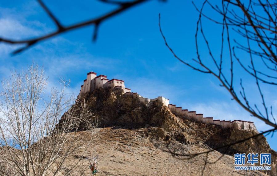 Photo shows Tibet’s Gyantse Dzong. [Photo/Xinhua] Gyantse Dzong, located in Gyantse County of Shigatse of southwest China’s Tibet Autonomous Region, is the national cultural relic protection site and the national patriotic education base. With the history of resistance against the British colonial army, Gyantse is known for the “Hero City”. Mt. Dzongri at an altitude of 4,187 meters is in the middle of Gyantse. Gyantse boasts special geographic location and convenient traffic, playing an important role in Tibet’s history.