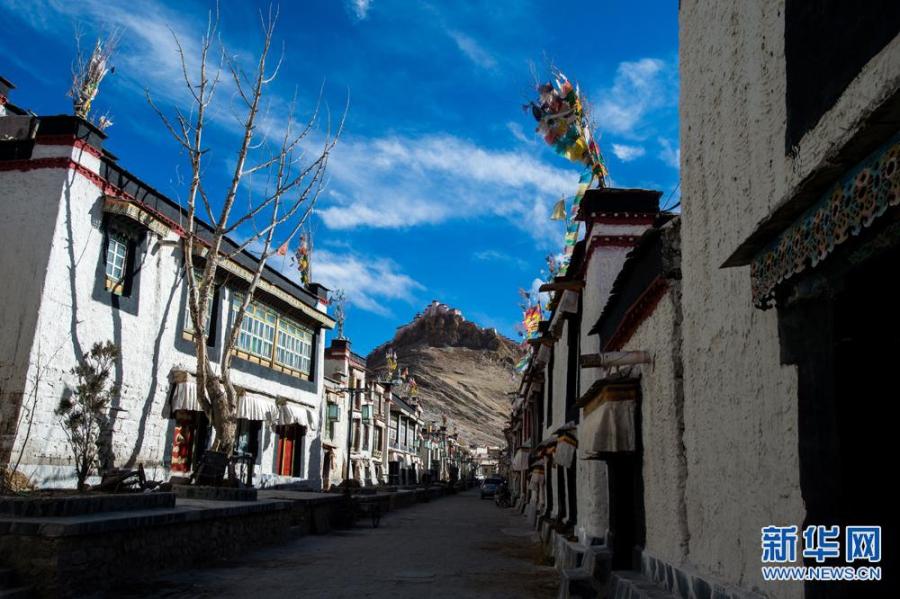 Photo shows Tibet’s Gyantse Dzong. [Photo/Xinhua] Gyantse Dzong, located in Gyantse County of Shigatse of southwest China’s Tibet Autonomous Region, is the national cultural relic protection site and the national patriotic education base. With the history of resistance against the British colonial army, Gyantse is known for the “Hero City”. Mt. Dzongri at an altitude of 4,187 meters is in the middle of Gyantse. Gyantse boasts special geographic location and convenient traffic, playing an important role in Tibet’s history.