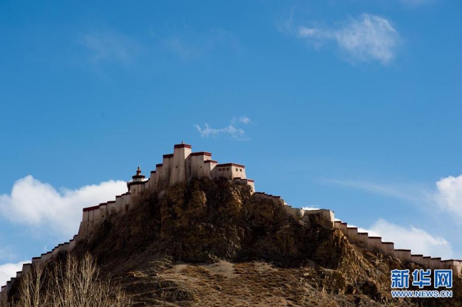 Photo shows Tibet’s Gyantse Dzong. [Photo/Xinhua] Gyantse Dzong, located in Gyantse County of Shigatse of southwest China’s Tibet Autonomous Region, is the national cultural relic protection site and the national patriotic education base. With the history of resistance against the British colonial army, Gyantse is known for the “Hero City”. Mt. Dzongri at an altitude of 4,187 meters is in the middle of Gyantse. Gyantse boasts special geographic location and convenient traffic, playing an important role in Tibet’s history.