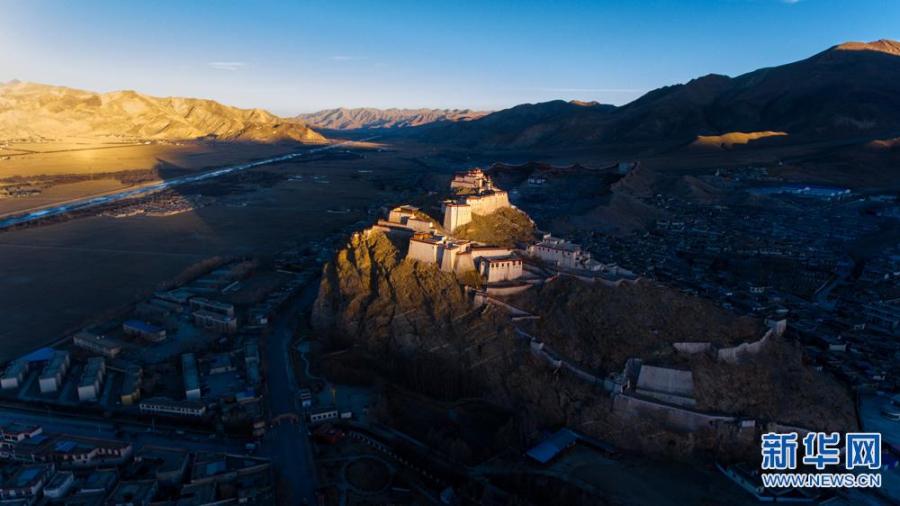 Photo shows Tibet’s Gyantse Dzong. [Photo/Xinhua] Gyantse Dzong, located in Gyantse County of Shigatse of southwest China’s Tibet Autonomous Region, is the national cultural relic protection site and the national patriotic education base. With the history of resistance against the British colonial army, Gyantse is known for the “Hero City”. Mt. Dzongri at an altitude of 4,187 meters is in the middle of Gyantse. Gyantse boasts special geographic location and convenient traffic, playing an important role in Tibet’s history.